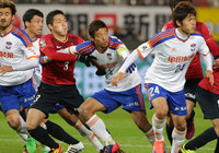 【明治安田Ｊ１ １ｓｔ 第5節 鹿島vs新潟】セットプレーのポジション取りで競り合う昌子（鹿島）と大井（新潟）（4/5）