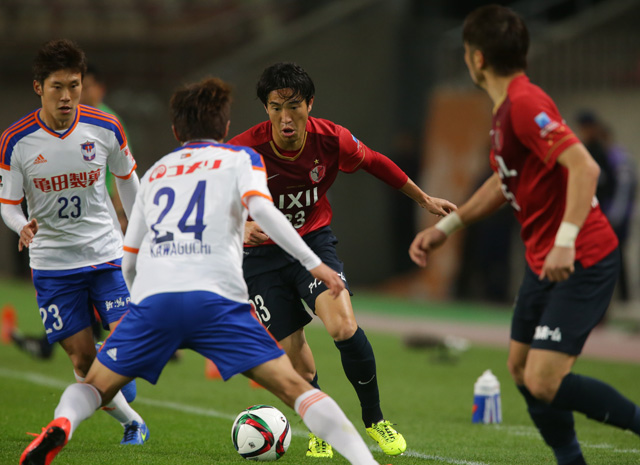 【明治安田Ｊ１ １ｓｔ 第5節 鹿島vs新潟】得意のドリブルで突破を試みる金崎（鹿島）（3/5）