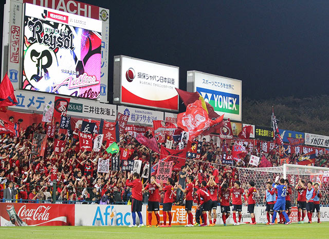【明治安田Ｊ１ １ｓｔ 第6節 柏vs鹿島】勝利の喜びを分かち合ったゴール裏のファン・サポーターと鹿島の選手たち（5/5）