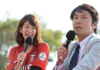 【明治安田Ｊ１ １ｓｔ 第6節 浦和vs横浜FM】イベントを行うＪリーグ女子マネ 佐藤美希さんと福田 正博氏（3/12）