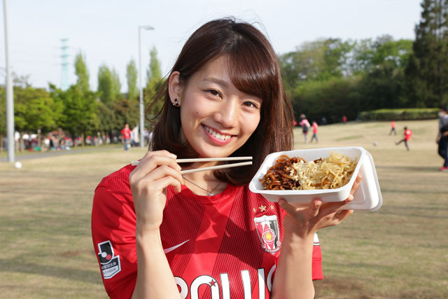 【明治安田Ｊ１ １ｓｔ 第6節 浦和vs横浜FM】スタジアムグルメを楽しむＪリーグ女子マネ 佐藤美希さん（7/12）