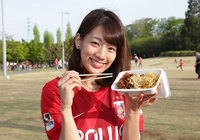 【明治安田Ｊ１ １ｓｔ 第6節 浦和vs横浜FM】スタジアムグルメを楽しむＪリーグ女子マネ 佐藤美希さん（7/12）