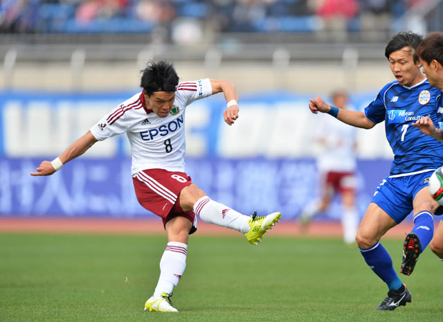 【明治安田Ｊ１ １ｓｔ 第6節 山形vs松本】果敢にシュートを放つ積極性を見せた岩上（松本）（4/5）