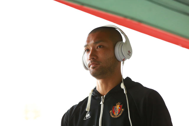 【明治安田Ｊ１ １ｓｔ 第6節 名古屋vs清水】音楽を聞いて集中する川又（名古屋）（4/13）