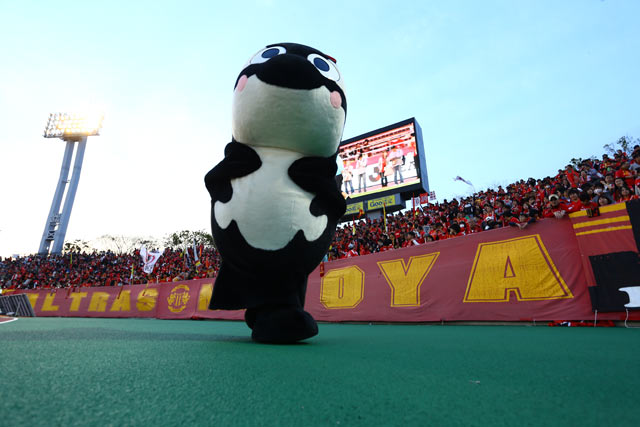 【明治安田Ｊ１ １ｓｔ 第6節 名古屋vs清水】ファン・サポーターと盛り上がるグランパスくん（7/13）