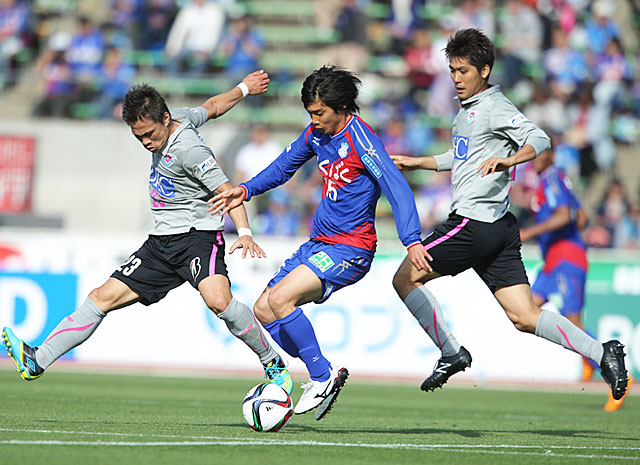 【明治安田Ｊ１ １ｓｔ 第6節 甲府vs鳥栖】後半に途中投入され、果敢にドリブルで仕掛ける伊東（甲府）（4/5）