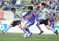 【明治安田Ｊ１ １ｓｔ 第6節 甲府vs鳥栖】後半に途中投入され、果敢にドリブルで仕掛ける伊東（甲府）（4/5）