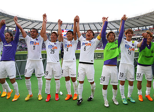 【明治安田Ｊ１ １ｓｔ 第6節 FC東京vs広島】ファン・サポーターと勝利の喜びを分かち合う広島の選手たち（5/5）