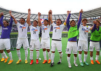 【明治安田Ｊ１ １ｓｔ 第6節 FC東京vs広島】ファン・サポーターと勝利の喜びを分かち合う広島の選手たち（5/5）