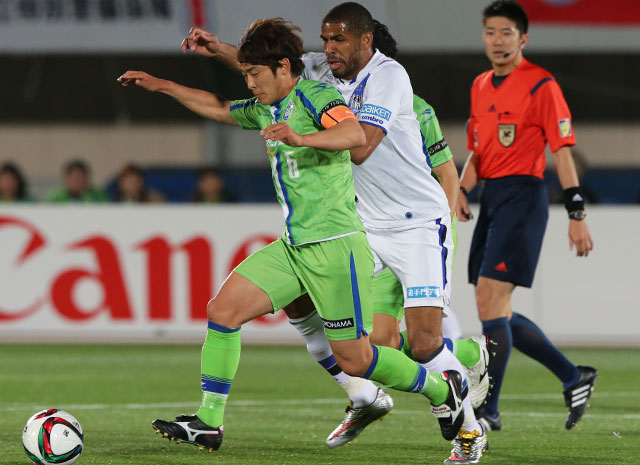 【明治安田Ｊ１ １ｓｔ 第6節 湘南vsＧ大阪】永木（湘南）とパトリック（Ｇ大阪）の攻防（2/5）