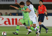 【明治安田Ｊ１ １ｓｔ 第6節 湘南vsＧ大阪】永木（湘南）とパトリック（Ｇ大阪）の攻防（2/5）