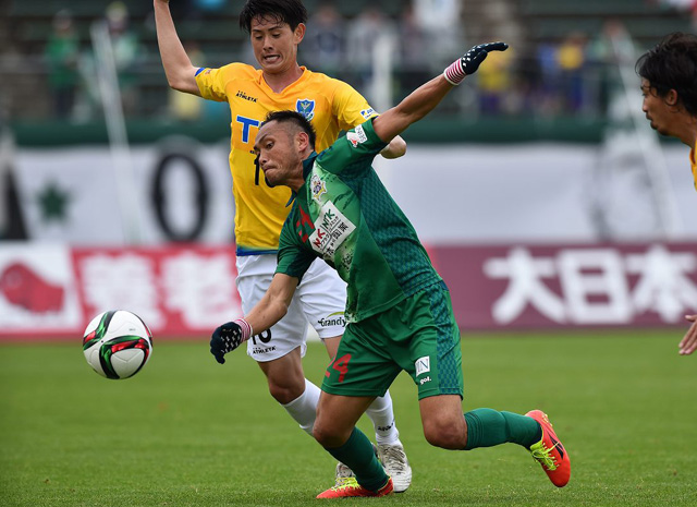 【明治安田Ｊ２ 第8節 岐阜vs栃木】厳しいマークを受ける難波（岐阜）（3/3）