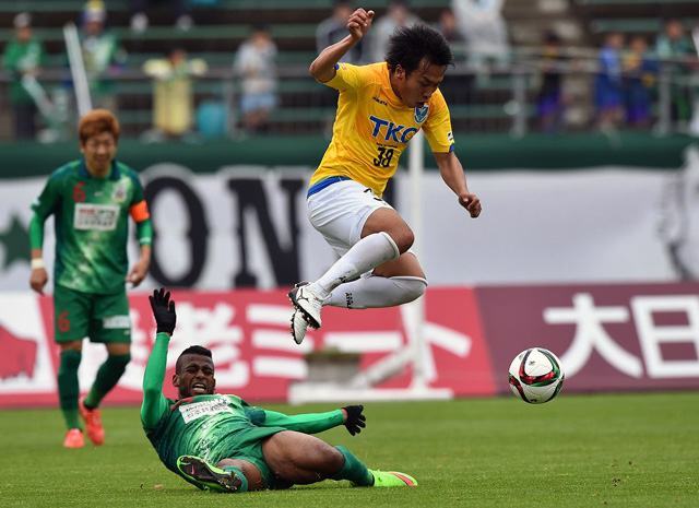 【明治安田Ｊ２ 第8節 岐阜vs栃木】激しいスライディングをかわす中美（栃木）（2/3）