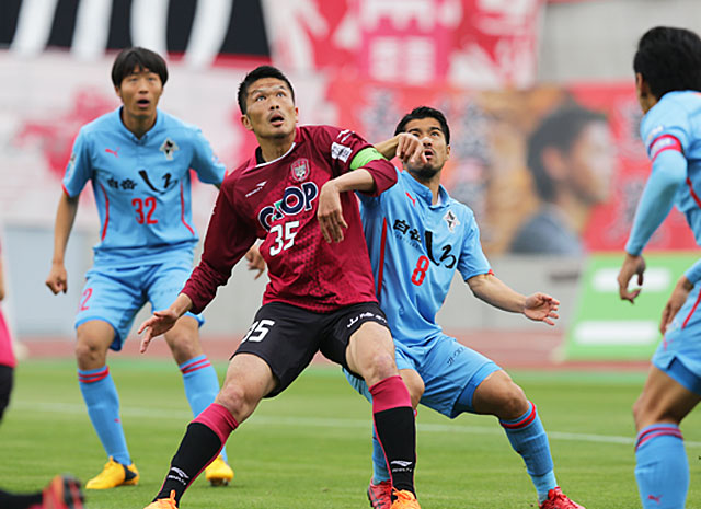 【明治安田Ｊ２ 第8節 岡山vs熊本】ゴール前で激しく競り合う岩政（岡山）と高柳（熊本）（2/3）