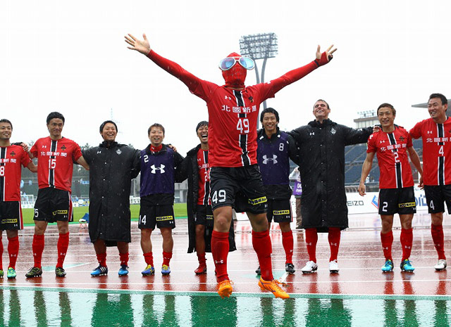 【明治安田Ｊ２ 第8節 金沢vs讃岐】試合後にファン・サポーターと勝利の喜びを分かち合う金沢の選手達（3/3）