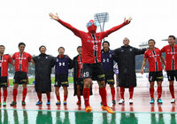 【明治安田Ｊ２ 第8節 金沢vs讃岐】試合後にファン・サポーターと勝利の喜びを分かち合う金沢の選手達（3/3）