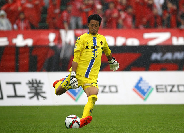 【明治安田Ｊ２ 第8節 金沢vs讃岐】試合後にファン・サポーターと勝利の喜びを分かち合う金沢の選手達（2/3）