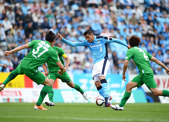 【明治安田Ｊ２ 第8節 磐田vs東京Ｖ】3人がかりでジェイ（磐田）を封じようとする東京Ｖの守備陣（3/3）