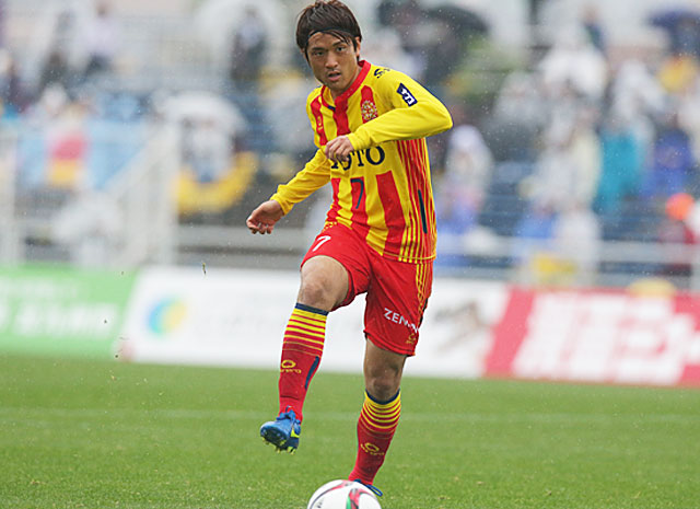 【明治安田Ｊ２ 第8節 北九州vs福岡】前線に効果的なパスを供給する風間（北九州）（2/3）