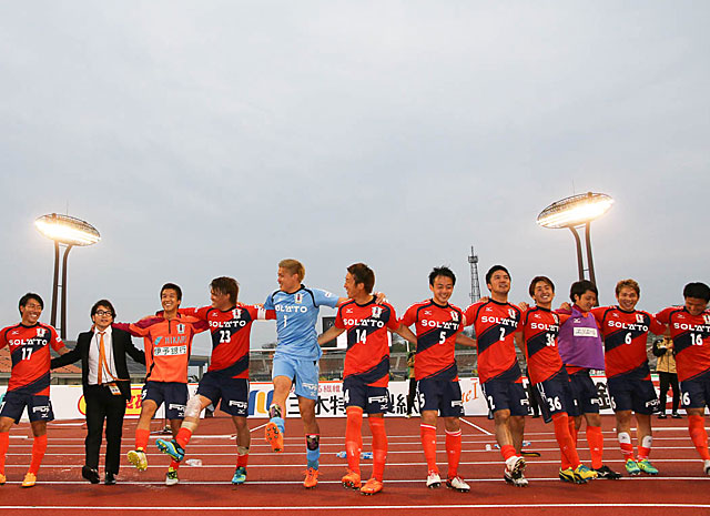 【明治安田Ｊ２ 第8節 愛媛vs千葉】3連勝の喜びをファン・サポーターと分かち合う愛媛の選手たち（3/3）