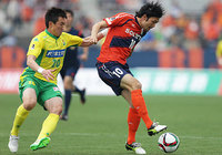 【明治安田Ｊ２ 第8節 愛媛vs千葉】瀬沼（愛媛）に対してマークにつくキム（千葉）（2/3）