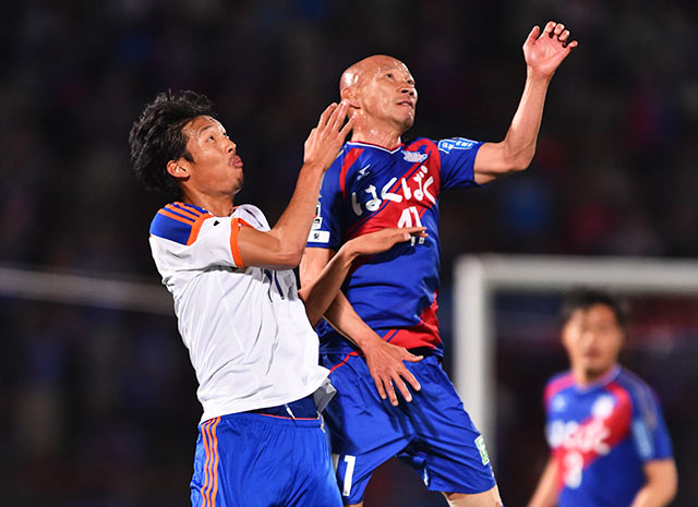 【ＹＮＣ 予選リーグ 第4節 甲府vs新潟】空中戦を繰り広げる指宿（新潟）と土屋（甲府）（3/5）