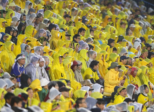 【ＡＣＬ２０１５ GS MD5 柏vs全北現代】雨の中、最後まで応援した柏サポーター（8/10）