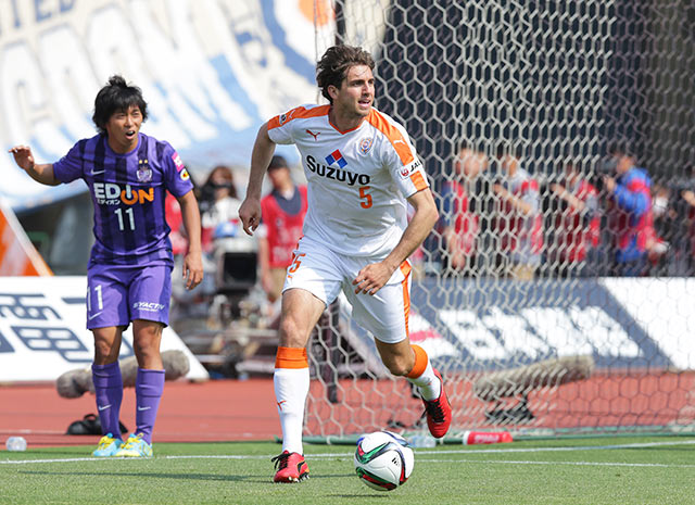 【明治安田Ｊ１ １ｓｔ 第7節 広島vs清水】自陣ゴール前でボールを奪取するヤコヴィッチ（清水）（2/5）