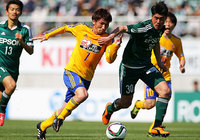 【明治安田Ｊ１ １ｓｔ 第7節 松本vs仙台】果敢なドリブル突破でゴールに迫る奥埜（仙台）（2/5）