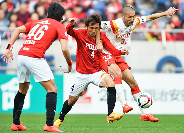 【明治安田Ｊ１ １ｓｔ 第7節 浦和vs名古屋】激しいボールの奪い合いを見せる那須（浦和）と川又（名古屋）