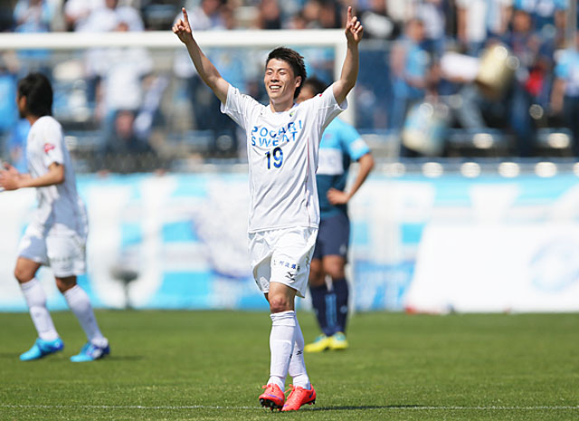 【明治安田Ｊ２ 第9節 横浜FCvs徳島】スルーパスに反応し、今季2点目を奪取した内田（徳島）（2/3）