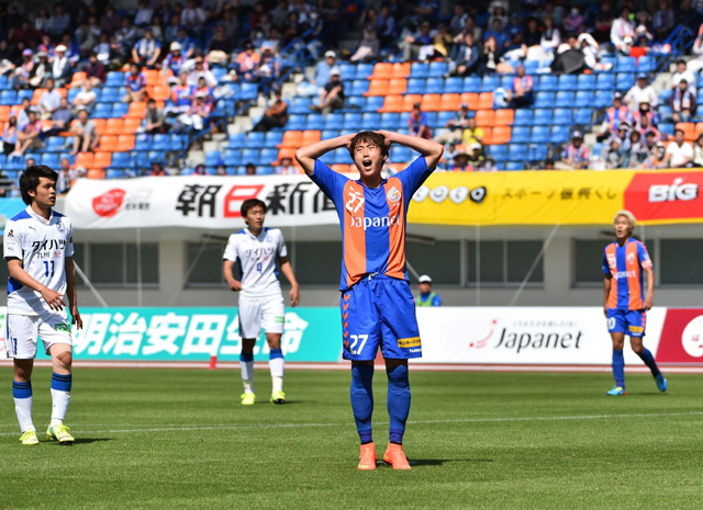 【明治安田Ｊ２ 第9節 長崎vs大分】シュートを決めきれず頭を抱えるイ（長崎）（2/3）