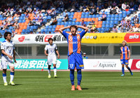 【明治安田Ｊ２ 第9節 長崎vs大分】シュートを決めきれず頭を抱えるイ（長崎）（2/3）