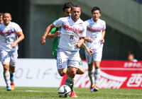 【明治安田Ｊ２ 第9節 東京Ｖvs群馬】ドリブルで仕掛けるアクレイソン（群馬）（1/3）