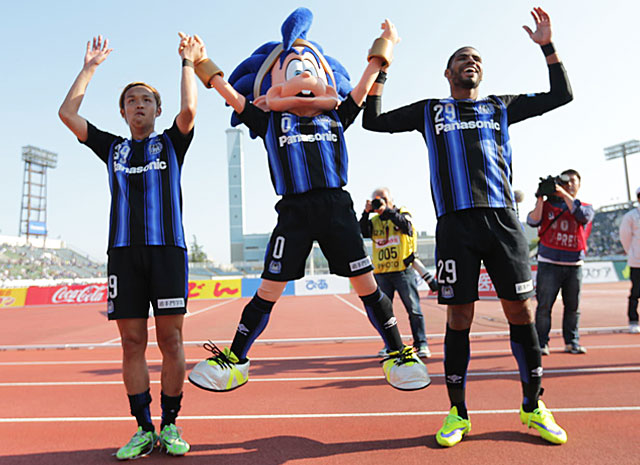 【明治安田Ｊ１ １ｓｔ 第7節 Ｇ大阪vs新潟】宇佐美（左）とパトリック（右）のゴールでリーグ戦の連勝を5に伸ばした（5/5）