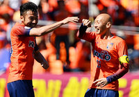 【明治安田Ｊ３ 第7節 長野vs山口】共にゴールを決め、首位山口に今季初黒星をつけた長野の勝又（右）と都並（左）（2/2）