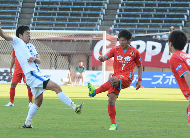 【明治安田Ｊ２ 第9節 熊本vs金沢】左足で正確なボールを供給する片山（熊本）（2/3）