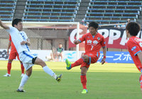 【明治安田Ｊ２ 第9節 熊本vs金沢】左足で正確なボールを供給する片山（熊本）（2/3）