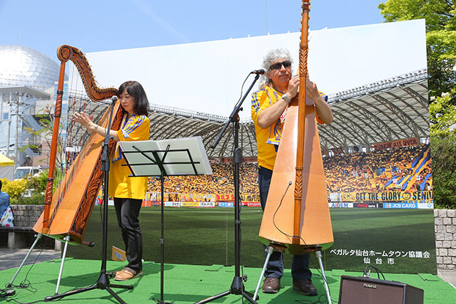 【明治安田Ｊ１ １ｓｔ 第8節 仙台vs鹿島】復興LIVEで演奏するソル・デ・ミシオネスの二人（2/15）