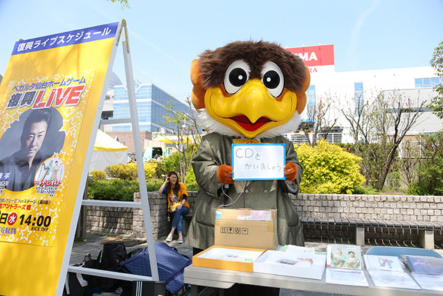 【明治安田Ｊ１ １ｓｔ 第8節 仙台vs鹿島】復興LIVEのステージ脇でCDを販売するベガッ太くん（3/15）