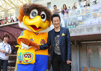 【明治安田Ｊ１ １ｓｔ 第8節 仙台vs鹿島】試合前のピッチで復興LIVEを行った大友康平さん（7/15）