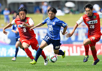 【明治安田Ｊ３ 第8節 富山vs相模原】囲まれながらもドリブル突破を図る木本（富山）（2/2）