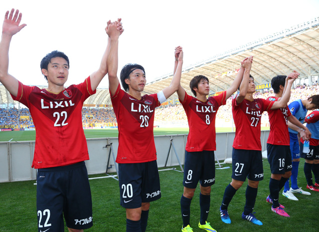 【明治安田Ｊ１ １ｓｔ 第8節 仙台vs鹿島】アウェイで勝利を収め、ファン・サポーターと喜びを分かち合う鹿島の選手たち（15/15）