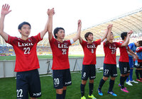 【明治安田Ｊ１ １ｓｔ 第8節 仙台vs鹿島】アウェイで勝利を収め、ファン・サポーターと喜びを分かち合う鹿島の選手たち（15/15）