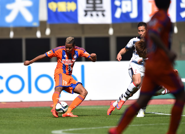 【明治安田Ｊ１ １ｓｔ 第8節 新潟vsFC東京】ペナルティーエリアやや外からシュートを放つ鈴木（新潟）（3/5）