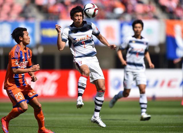 【明治安田Ｊ１ １ｓｔ 第8節 新潟vsFC東京】中盤でピンチの芽を摘む米本（FC東京）（2/5）