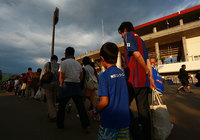 【明治安田Ｊ１ １ｓｔ 第8節 甲府vs浦和】親子連れでスタジアムに向かう甲府のファン・サポーター（2/14）