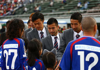 【明治安田Ｊ１ １ｓｔ 第8節 甲府vs浦和】ファン・サポーターと交流する甲府の選手たち（4/14）