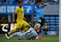 【明治安田Ｊ１ １ｓｔ 第8節 川崎Ｆvs柏】船山（川崎F）のシュートを体を張ってブロックする菅野（柏）（5/5）