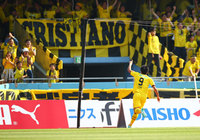 【明治安田Ｊ１ １ｓｔ 第8節 川崎Ｆvs柏】逆転ゴールを決め、サポーターのもとへ駆け寄る工藤（柏）（3/5）